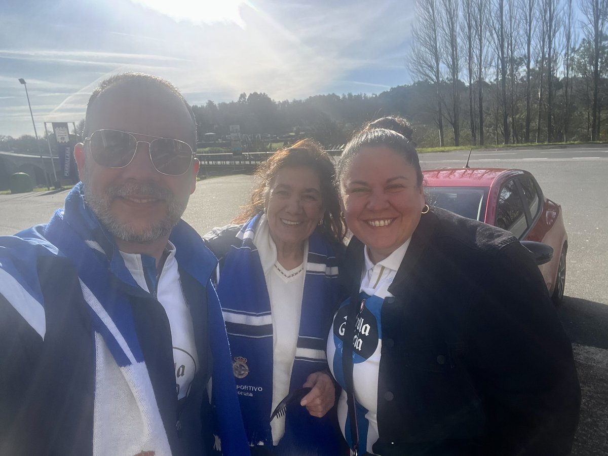 DeporSan's tweet photo. Solazo y nos trajimos a la mejor compañía posible @bebadepor para que nos acompañe en la previa. 

Carretera para traer 3pts de oro

Forza Depor https://t.co/yEdz7STc6j