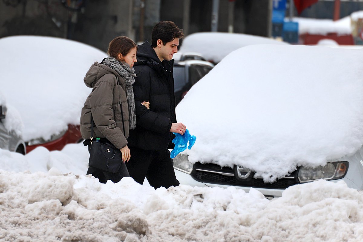 adipava's tweet photo. Streets of Bucharest... under snow 
📷 @adipava
#streetphotography #streets #streetphotographer #streetsofbucharest #bucharest #bucharestlife #bucuresti #urbanphotos #snow #snowfall #zapada #romania https://t.co/xCFqu8Dtlh