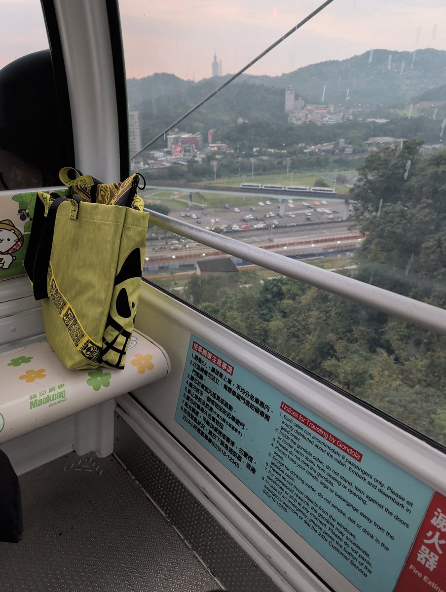 我只是來 CWT 的， 結果現在在貓空纜車上。
其實我很怕高…… 哥哥要負責陪我看外面才行。
如果我沒有說話， 大概是在偷偷抓緊安全感。