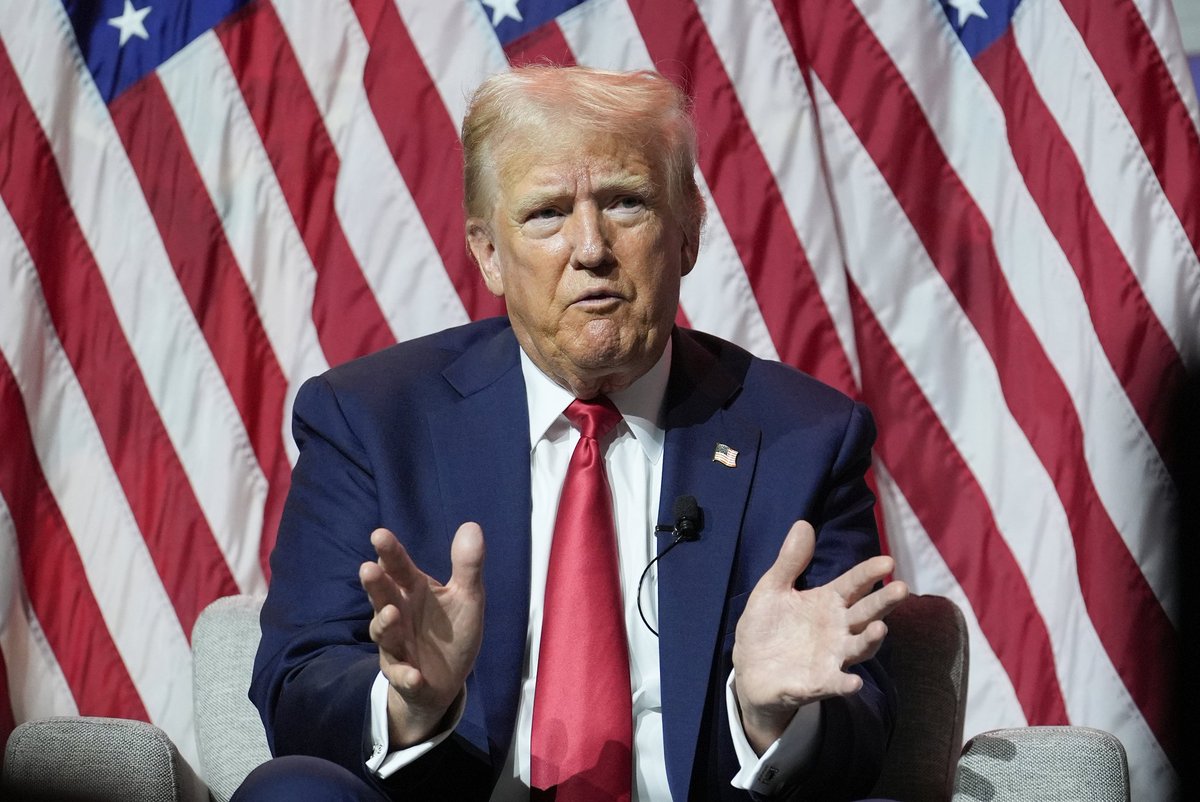 Son lo mismo pero uno tiene superpoderes y el otro es naranja, gordo, feo y pedófilo.