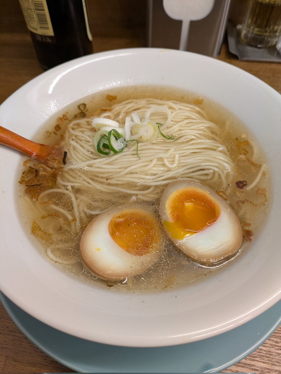 六連勤のフィナーレは、こちらへ👣

中華そばうゑ田　西立川

瓶ビール赤星　おつまみ付き
かけそば　塩
味玉

朝ラー限定のかけそばが夜に頂けました😋

塩が効いた煮干スープは、アッツアツで出汁感が強くて朝の目覚めの1杯にも夜の飲みの🍺締めにも最適な1杯🍜でした👍