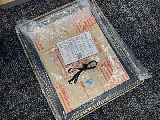 刷って、トリミングして、サインして、マットに貼り、額装して、額裏にサインして、箱詰め。