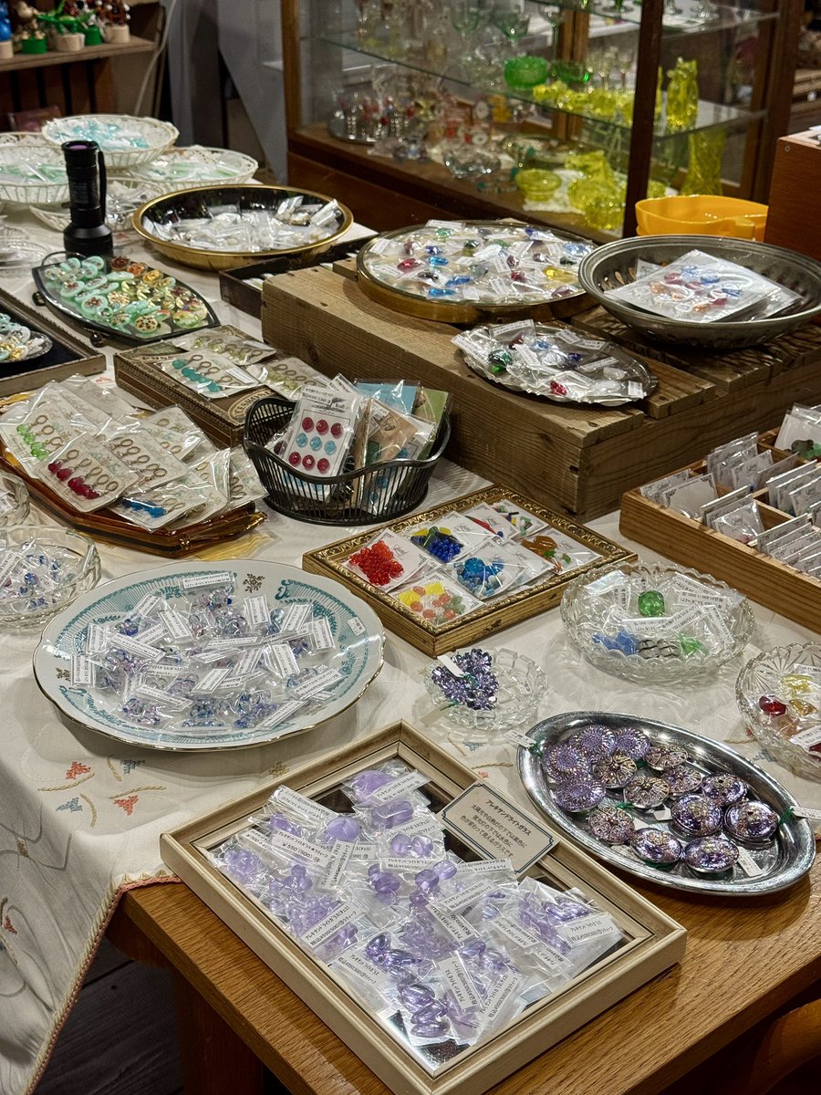 店頭にて開催中のラティーフさんとの共同企画「チェコガラスのビーズと