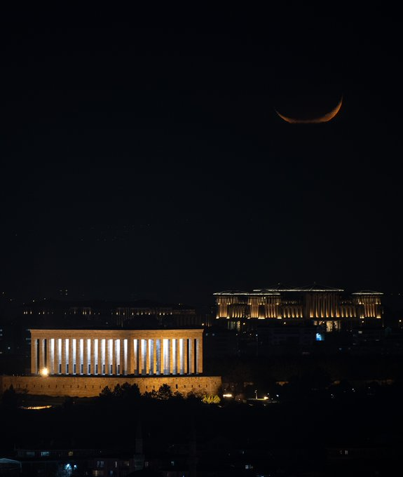Pointertr's tweet photo. Ankara’da gökyüzünde beliren hilal, Anıtkabir ve Cumhurbaşkanlığı Külliyesi ile birlikte görüntülendi. https://t.co/1zoIFz5TTq