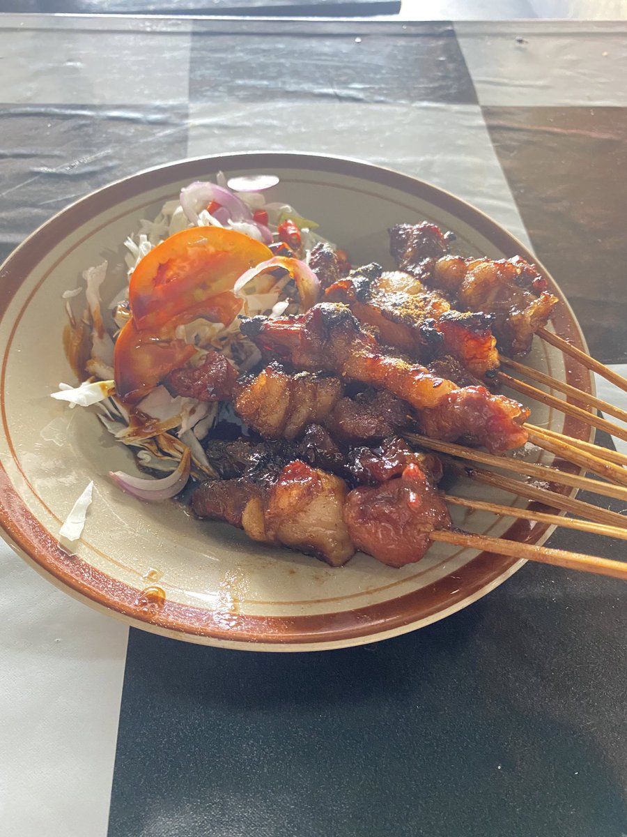 sexcgalll's tweet image. sate kambing terenak yg pernah gue makan seumur hidup. harganya muraaahhh, dagingnya gede gede, bumbunya meresappppp ke dagingnya, wajib cobain!

pic ke 1 ditambah minuman 3 gelas + kerupuk 4 biji cuma 82K??????😭😭😭😭😭

📍 Sate pak pur tawangmangu