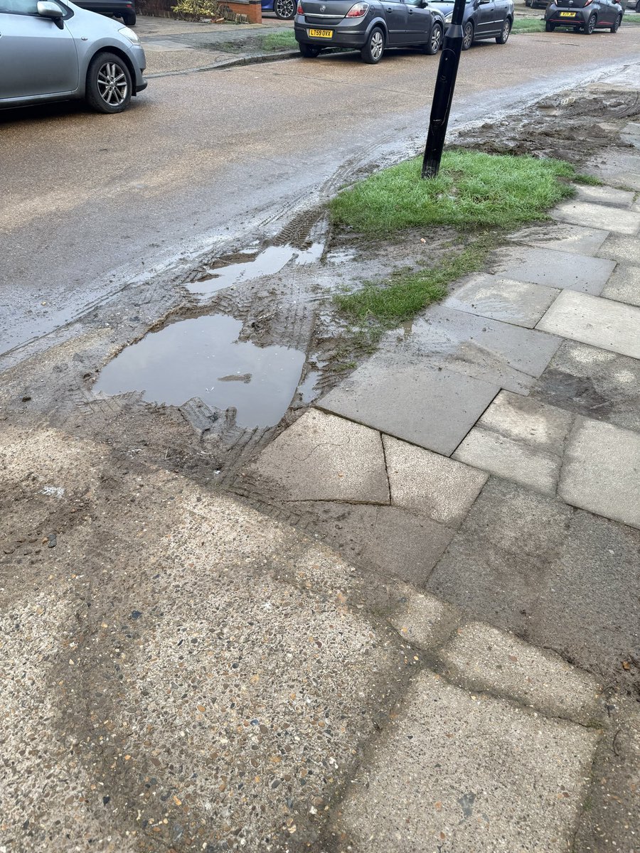 HarmzMatharu83's tweet photo. @HounslowHways @LBofHounslow hi guys. When are you planning to fix this? I’ve raised this via the portal and have had no response for a few weeks https://t.co/7SIddiQQXh