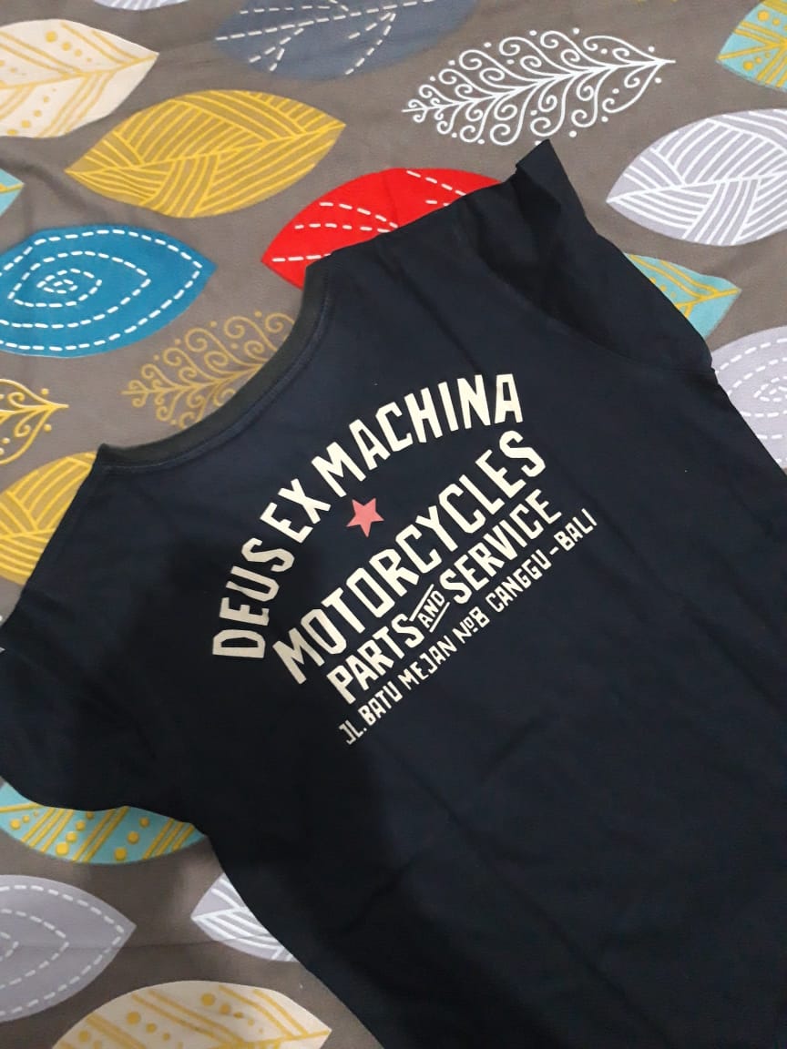 Udah sempit aja nih kaos, artinya gw kudu beli lagi?? Duh mana makin mehong lagi. Ada kek yg baik hati mau beliin gw, mumpung bulan puasa biar rejeki berkah hahah 🤭