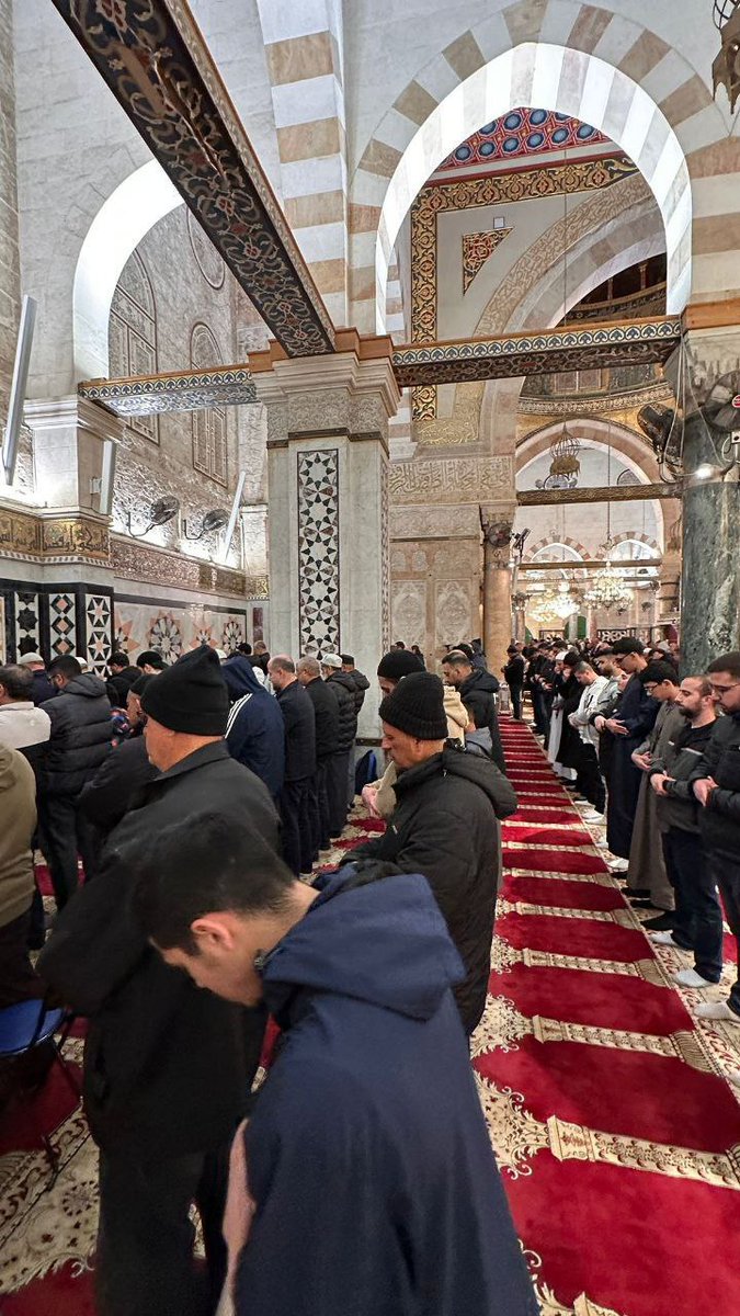 samirajahansara's tweet image. 🇵🇸 আল-আকসা মসজিদ ভেতরে ফজরের নামাজ আদায় করেন ফিলিস্তিনি মুসলমানরা।

#Muslim #worshippers #Fajrprayer #AlAqsa_Mosque