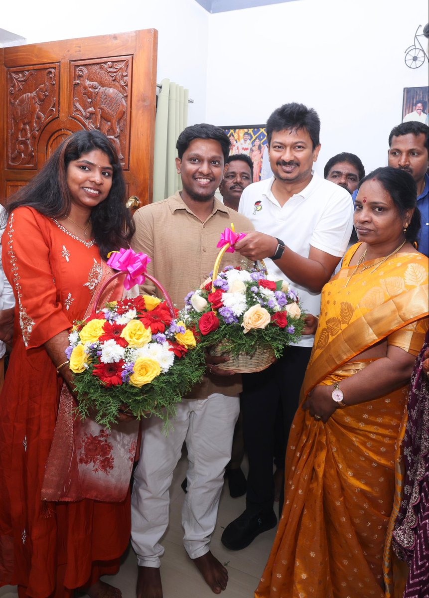 சென்னை தெற்கு மாவட்ட வழக்கறிஞர் அணி முன்னாள் அமைப்பாளர் - சிறப்பு அரசு வழக்கறிஞர் சகோதரர் பாபு அவர்களின் இல்ல திருமண விழா நாளை நடைபெற உள்ள சூழலில் சென்னை, சைதாப்பேட்டையில் உள்ள அவரது இல்லம் சென்று மணமக்கள் திவ்யா ஸ்ரீ - சதீஷ் ஆகியோரை வாழ்த்தினோம்.

இல்வாழ்வில் அடியெடுத்து