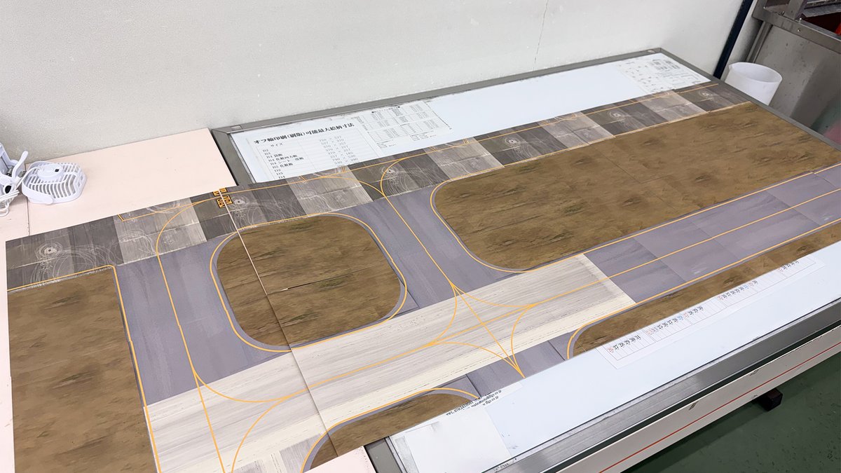 滑走路作ってます。
セントレアで展示する用
職場の印刷機と断裁機を使ったれっきとしたお仕事。
れいのイラレの「大きなカンバス」問題も無事クリアーして、とりあえずひとテーブル分を試作してみた。
うん、うまくいきそう。
これを23テーブル分つくる・・