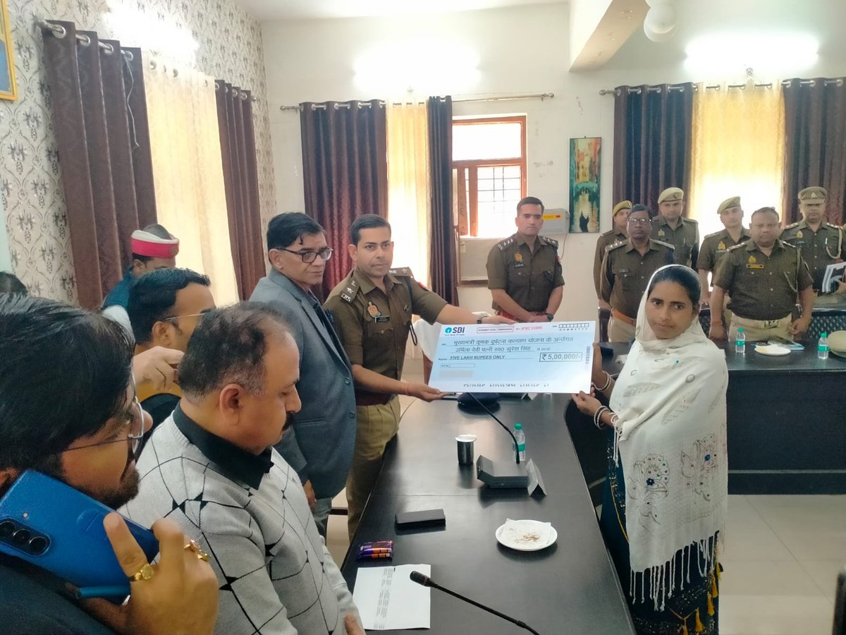 bstvlive's tweet photo. पीलीभीत : संपूर्ण समाधान दिवस में DM, SP तहसील पहुंचे

➡DM ज्ञानेंद्र सिंह, SP सुकीर्ति माधव ने सुनी समस्याएं
➡कई जन समस्याओं का मौका पर किया निस्तारण
➡पीलीभीत क्षेत्र की पूरनपुर तहसील पहुंचे थे

#Pilibhit #SolutionDay #DM #SP @pilibhitpolice https://t.co/kDHeIVUnrW
