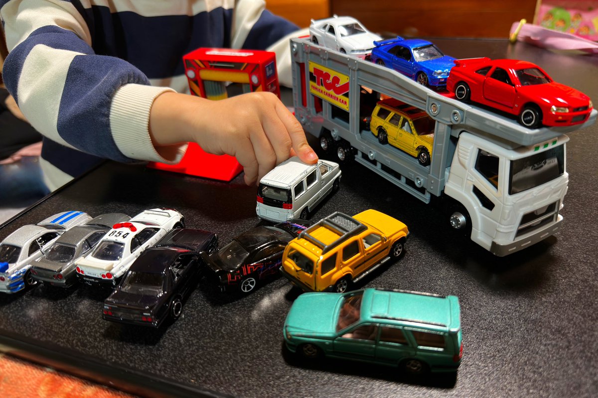 790mqh75's tweet photo. 最近、ER34フェイスのGT-R仕様で話題になっていたトミカギフト「スカイラインヒストリーセット」が、ふらりと立ち寄ったリサイクルショップで偶然発見。
当然ながら息子は即決モード、間髪入れずに購入となった(笑)

あらためて眺めてみると32はVｽﾍﾟｯｸ、33はN1仕様だったとは…。
当時の自分も所有していたはずだが、そんなことも意識せず無邪気に遊んでいたのか...

息子のコレクションも着実に充実し本人も実に嬉しそう、親としてはそれが何より

来月はREBORNのBNR34、さらにﾄﾐｰﾃｯｸの25GT-Xの販売も控えている。
正直めっちゃ楽しみ...