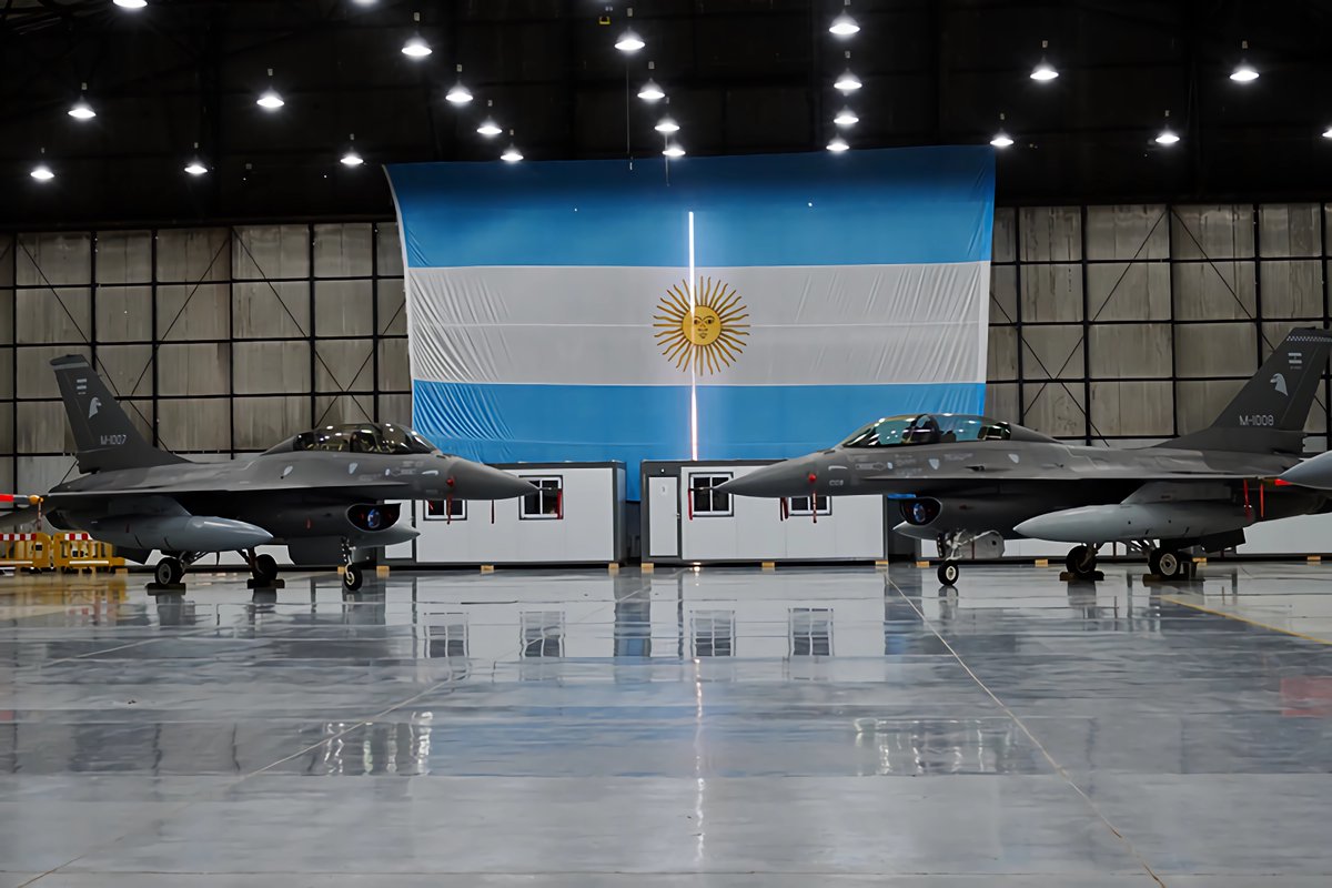 En muy pocas semanas, los F-16 Fighting Falcon de la Fuerza Aérea Argentina comenzarán a volar sus primeras misiones de instrucción en el cielo argentino. 💪🇦🇷

Y en pocos meses, los primeros pilotos certificados en el sistema de armas F-16 estarán surcando los cielos de la