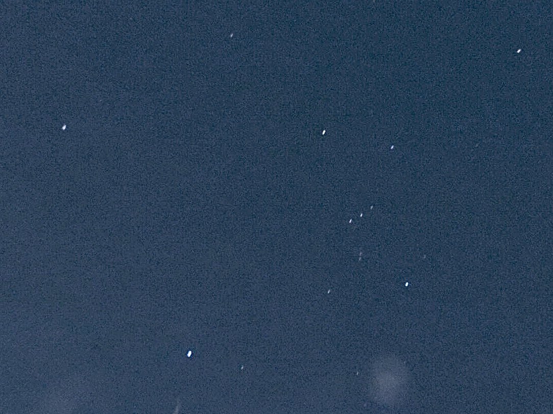 月と星が並ぶ夕方の空
と
星が沢山輝く空