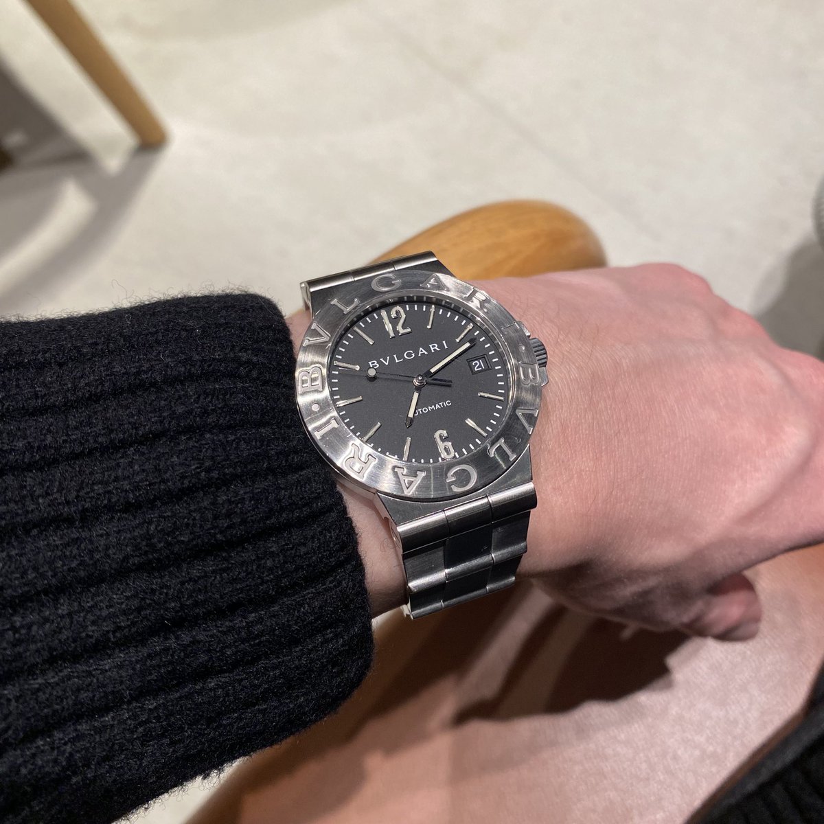 mini_9615's tweet photo. 先日買った、ディアゴノ LCV38S

今の基準だと作りが微妙な点もあるけど、複雑なケース構造やブレスの突起部分のネジ止めなんかは手間が掛かってるのがわかる

ジェンタデザインの系譜＋ラグスポを普及させたヒット作という点を踏まえても、この時代のブルガリは過小評価されてるような気がします https://t.co/jjXRw1Z75b