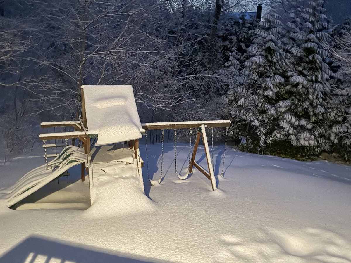 Hayds1221's tweet photo. [6 AM] Storm total snowfall in Westborough was 2.9”. Snow depth at 16”. @NWSBoston @WX1BOX https://t.co/oJxyxAk4s0