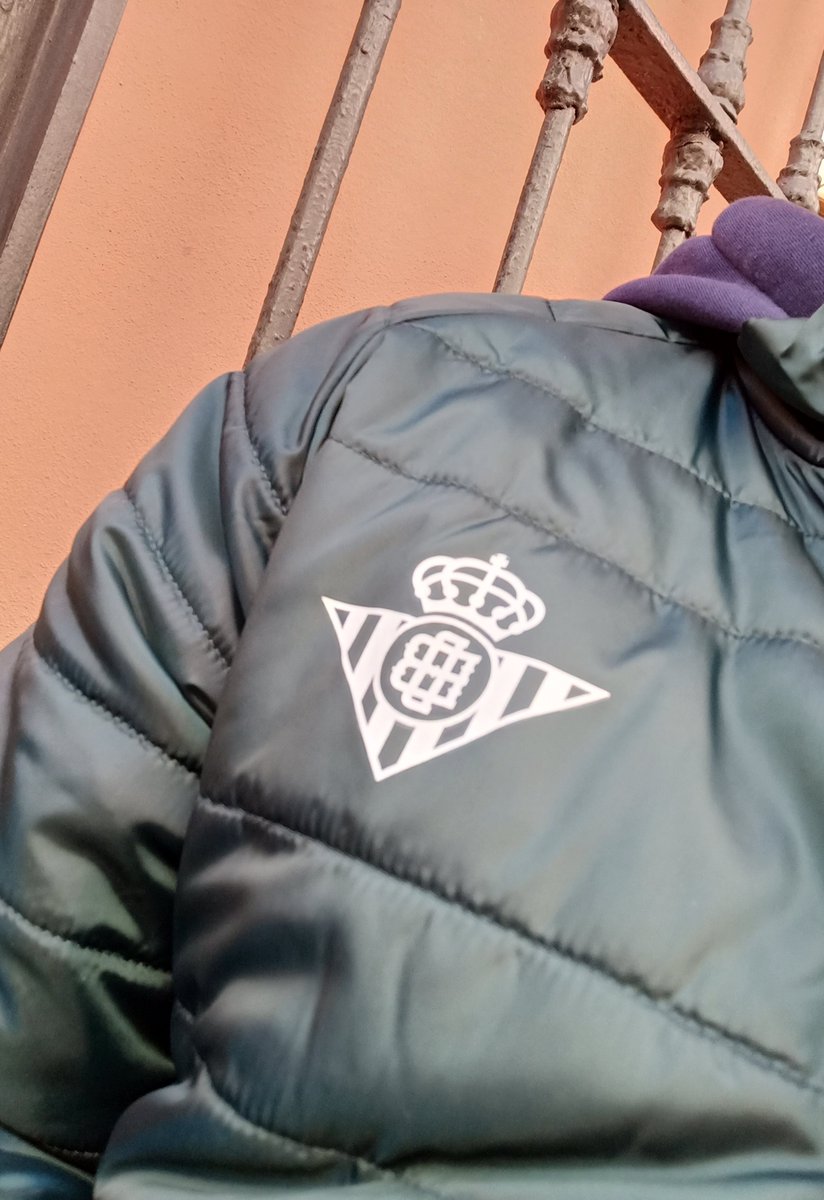 Pululan por el centro de Málaga dos especies:
Turistas
Gente de bodas ( que ezpeluco)
Y luego un tipo con una chaqueta con el escudo del Betis...🤦‍♂️