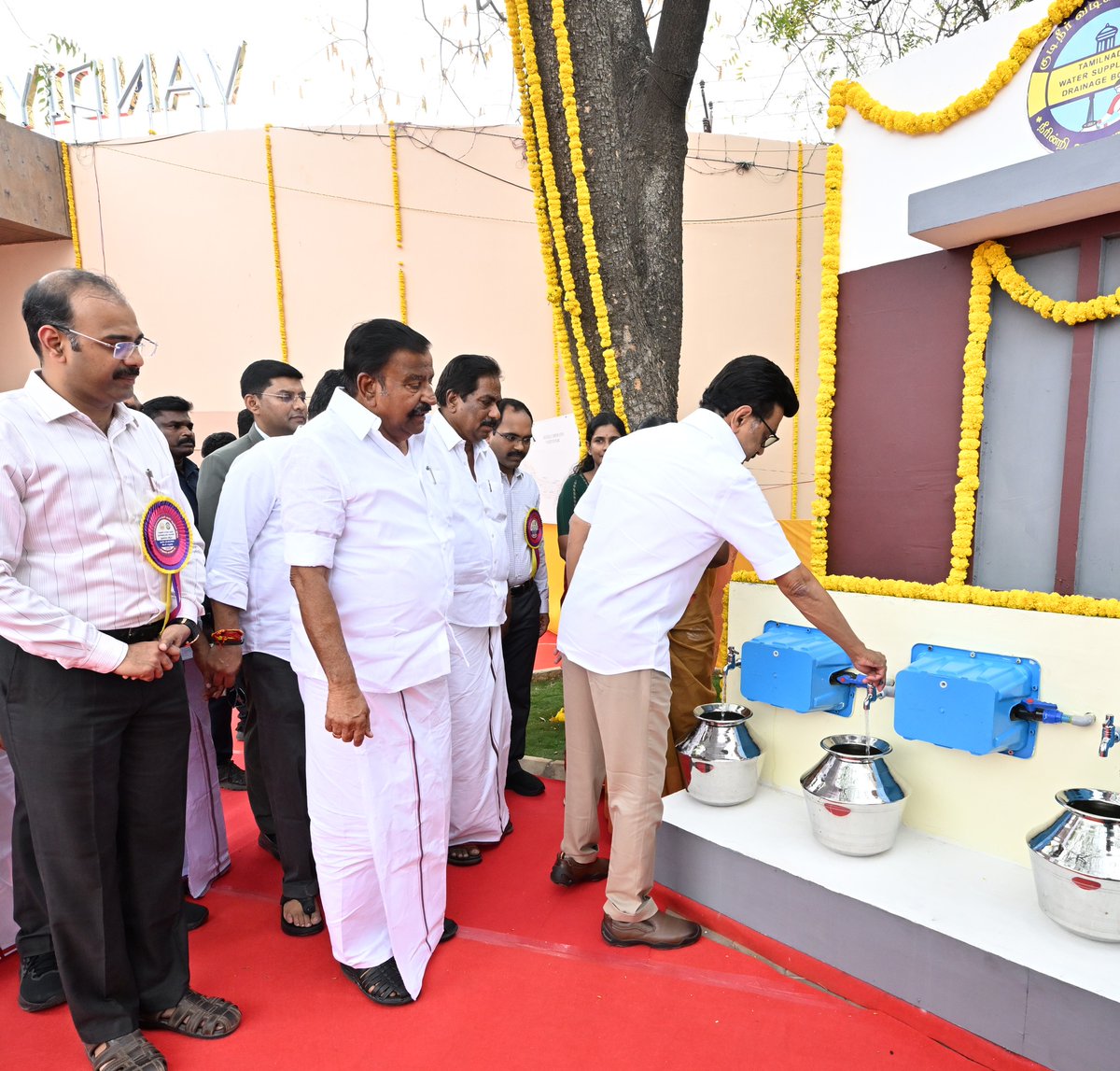 மதுரையில் நடைபெற்ற அரசு விழாவில், 1,536 கோடியே 31 இலட்சம் ரூபாய் செலவில், 10 இலட்சத்து 93 ஆயிரம் மக்கள் பயன்பெறும் வகையிலான 867 ஊரகக் குடியிருப்புகளுக்கு கூட்டுக் குடிநீர் திட்டத்தை மாண்புமிகு தமிழ்நாடு முதலமைச்சர் திரு. <a href="/mkstalin/">M.K.Stalin - தமிழ்நாட்டை தலைகுனிய விடமாட்டேன்</a> அவர்கள் தொடங்கி வைத்தார்.