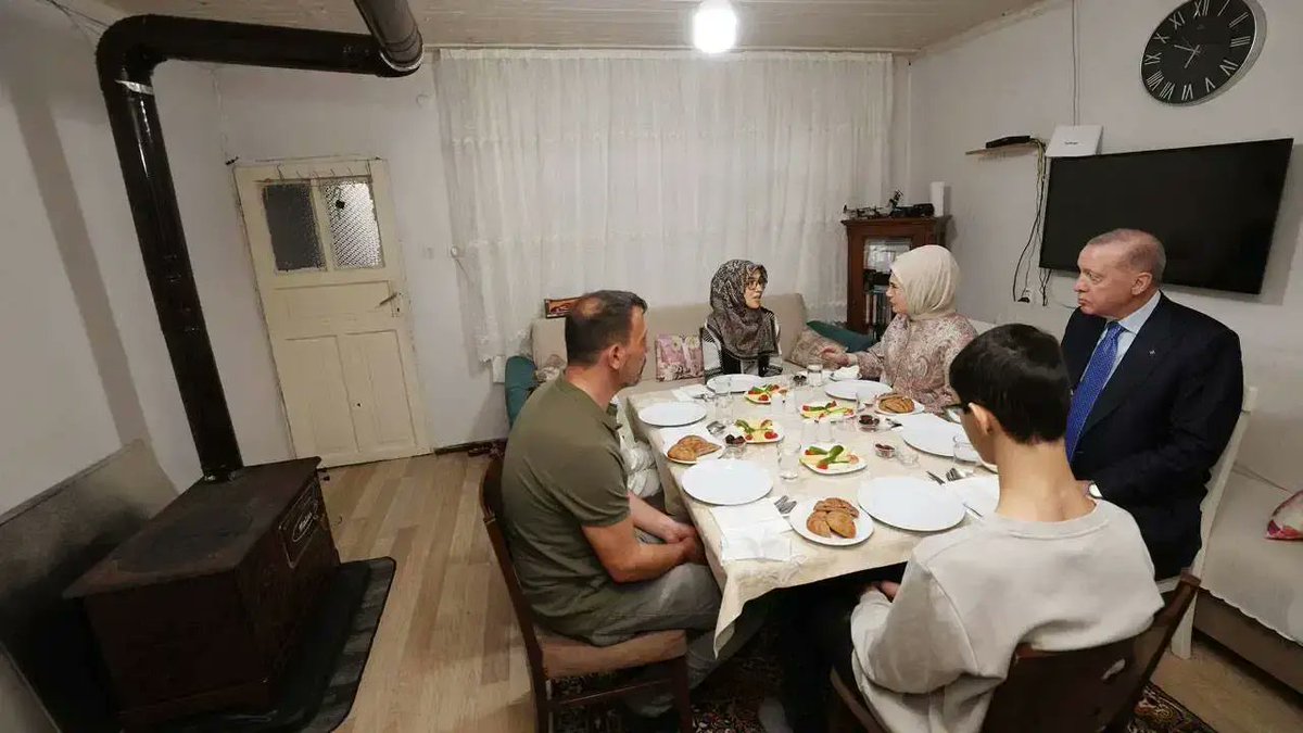 Enerji Bakanı Alparslan Bayraktar, “Mutfakta tüp boş” diyen muhalefete “Çünkü doğalgaz kullanıyorlar, gerek yok” diyeli 3 ay; Erdoğan, doğalgaz pahalı olduğu için evinde halen kömür sobası olan vatandaşın evinde iftar yapalı bir gün oldu