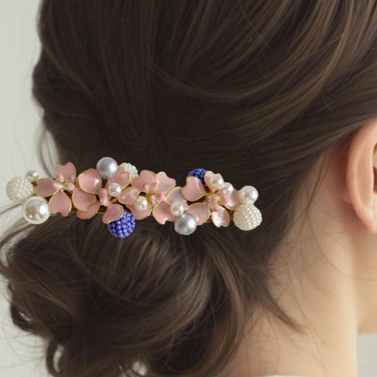 いつも♡や温かい言葉をありがとうございます🌸
 「可愛くな〜れ！」と念（！）を込め、ついついマニキュアを塗りすぎてしまう私の（笑）お気に入りの一点です✨

 ハレの日の後ろ姿に優しく寄り添えますように。心温まる一日になりますように🌸
minne.com/items/44479362
#卒園、 卒業式 #桜バレッタ