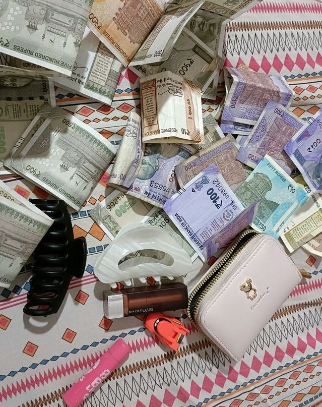 मेरे बेड पर बहुत ही बिखरा हुआ है 
आज सारा काम फाइनल करूंगी, 🙅🙆