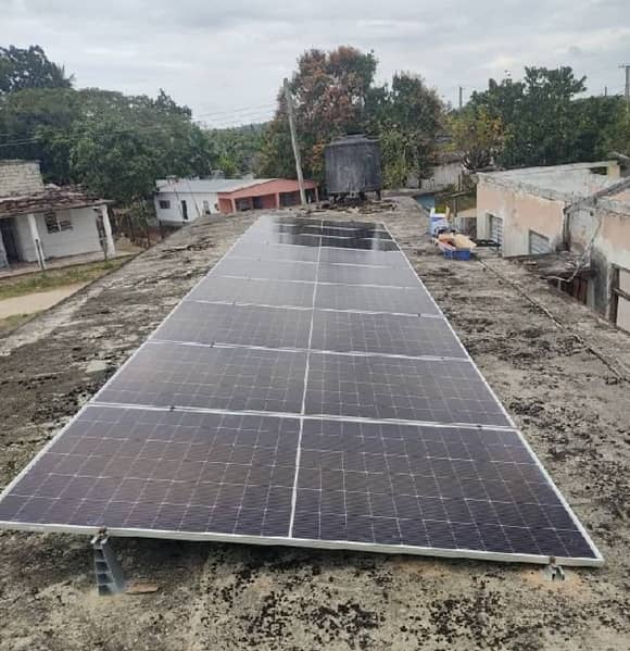 ⚡ La transición energética ya no es teoría: es garantía de vida.  
En Villa Clara, 29 kits solares iluminan hospitales y aseguran servicios esenciales.  
Impacto social, económico y humano que fortalece la salud y la esperanza.
#CubaVencerá