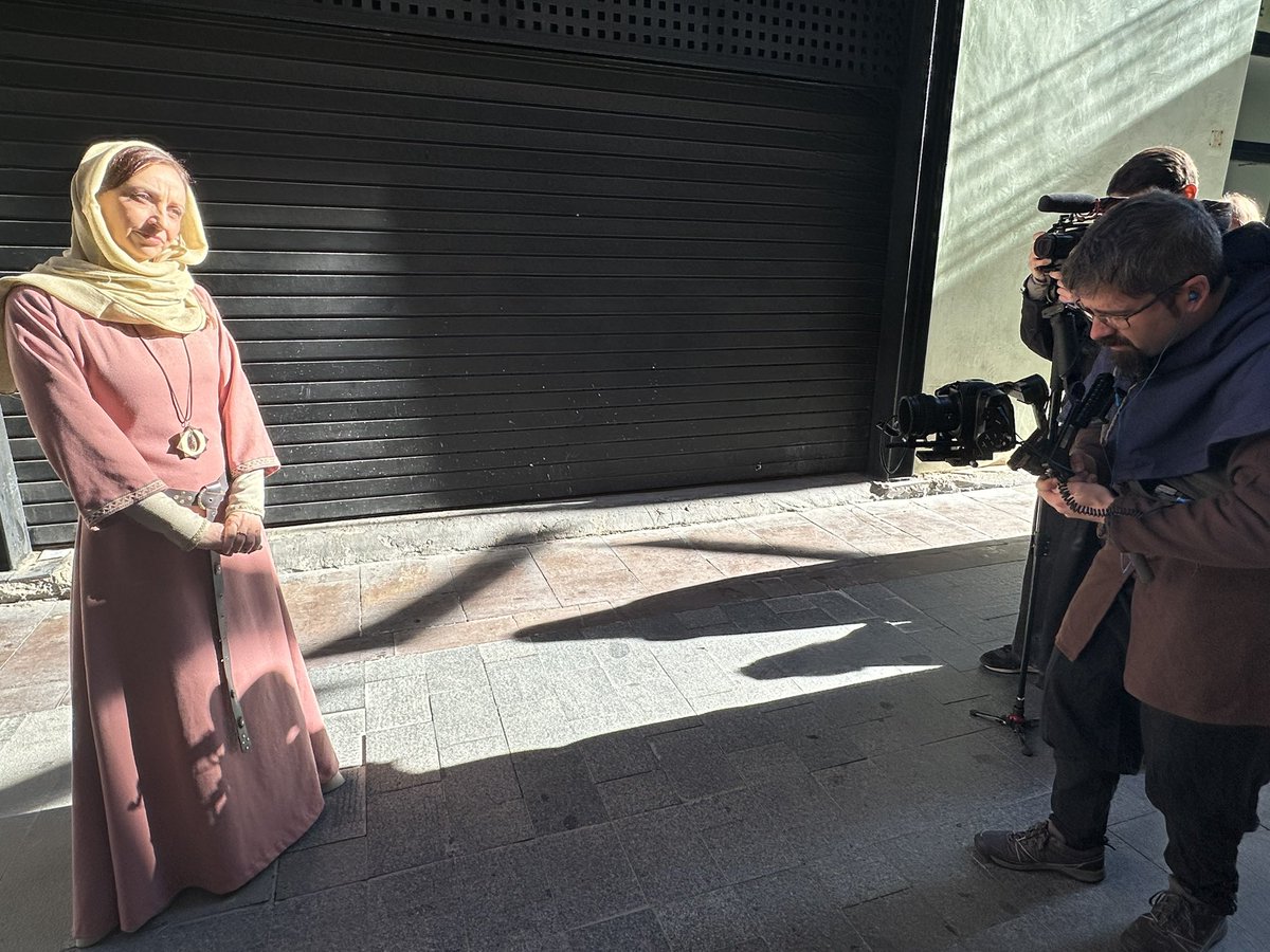 🎤 Los medios de comunicación nos están preguntando por esos rumores que dicen que Diego va a llegar hoy a Teruel.

🫢 Es verdad que también lo hemos oído, pero no sabemos nada…

#BodasdeIsabel #AmantesdeTeruel #Teruel #RecreacionesHistóricas #FundacionBodasdeIsabel