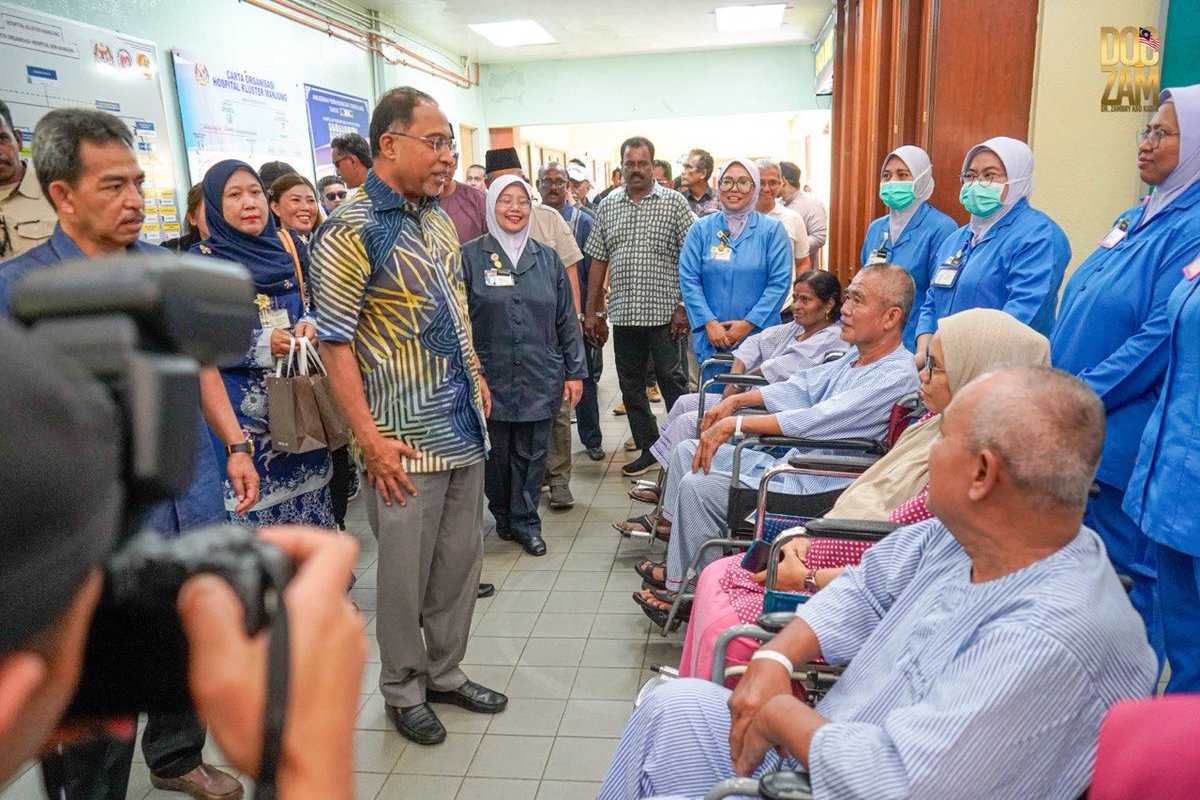 Tengah hari tadi, saya menyantuni pesakit-pesakit serta warga Hospital Manjung. Dapat bertegur sapa dan bertanya khabar para pesakit, selain menyampaikan sedikit sumbangan sebagai tanda sokongan dan kebersamaan. Tidak dilupakan juga penghargaan kepada para petugas hospital yang