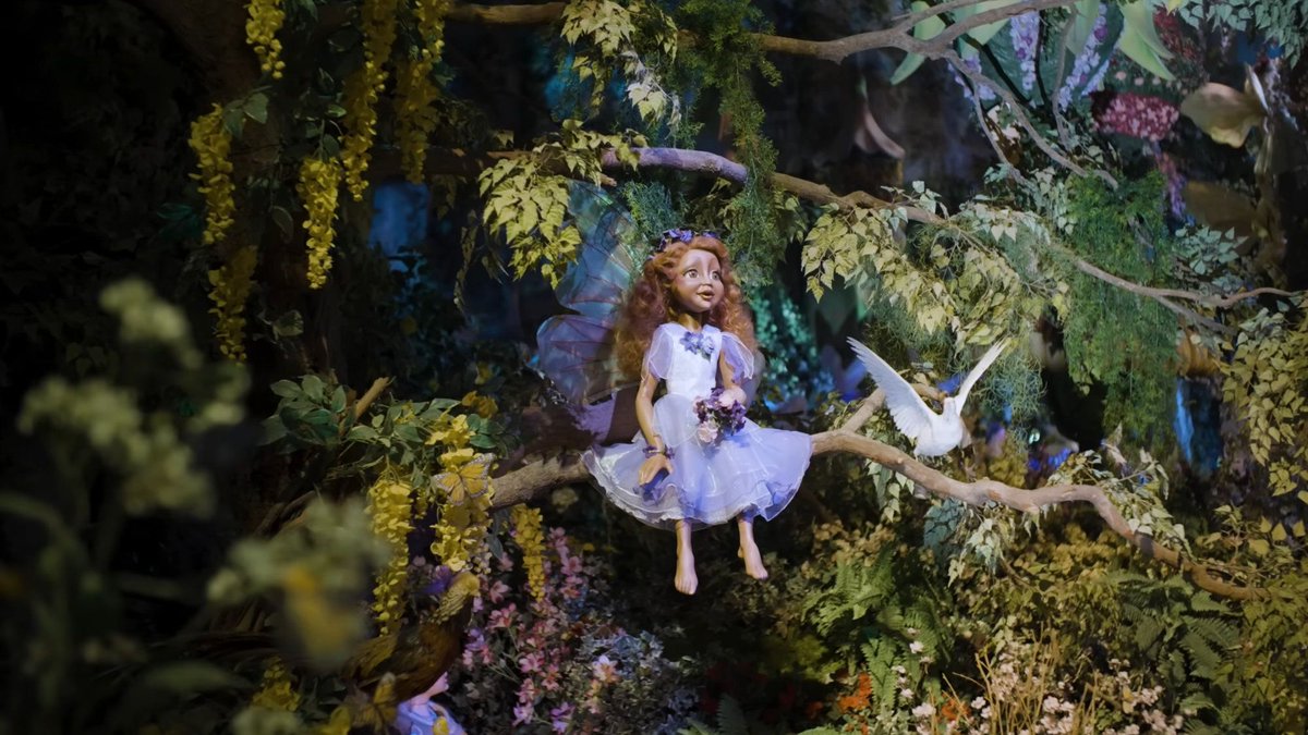 Coshira_'s tweet photo. In de Elfentuin van Droomvlucht heeft een elfje voor een nieuwe look gekozen (foto 1 nieuw, foto 2 oud), en worden er weer andere jurkjes gedragen.
#Efteling #Droomvlucht #Elfentuin https://t.co/O3LfvDt2kL