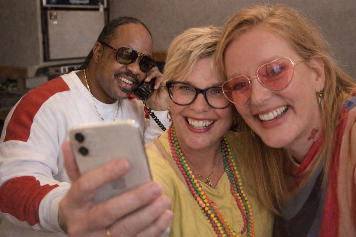 150 jr geleden werd ‘ie uitgevonden en vandaag de dag is het ‘t meest gebruikte huishoudelijke apparaat. De sprekende telegraaf, een telefoon, je mobieltje, de gsm. Morgen praten <a href="/ManonB1974/">Manon Boneschansker 🎧🎼</a> en ik erover in In De Schijnwerper met De La Soul, Blondie en natuurlijk Stevie. <a href="/RTV_RSO/">RTV RSO</a>