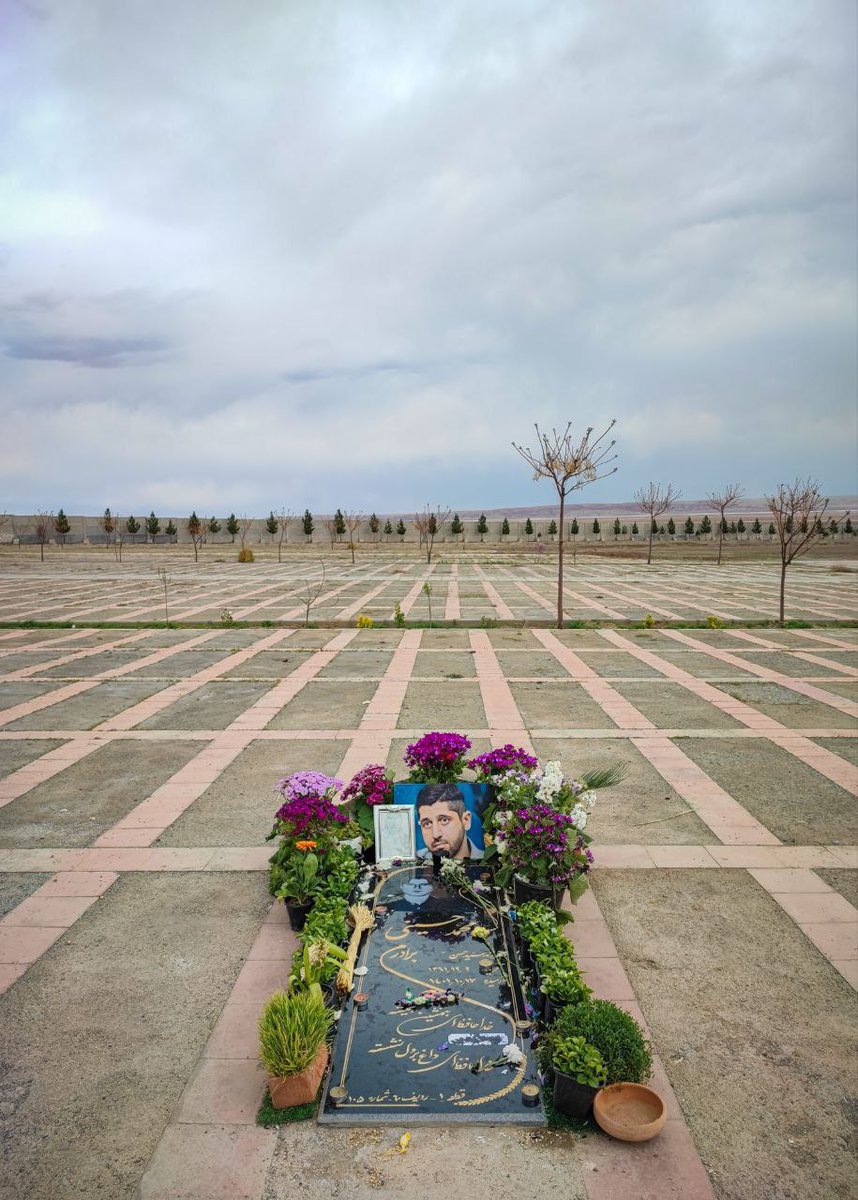 سلام سید.
تولدت مبارک سید مظلوم 
سید درست ۳ سال بعد از رفتند یعنی ۱۸ و ۱۹ دی ماه۱۴۰۴،خیلی ها رو عین خودت پر پر کردند،یکی از یکی دسته گل تر عین خودت، راستی سید بهشون میگم: فرزند ایران و جان فدای مهین...