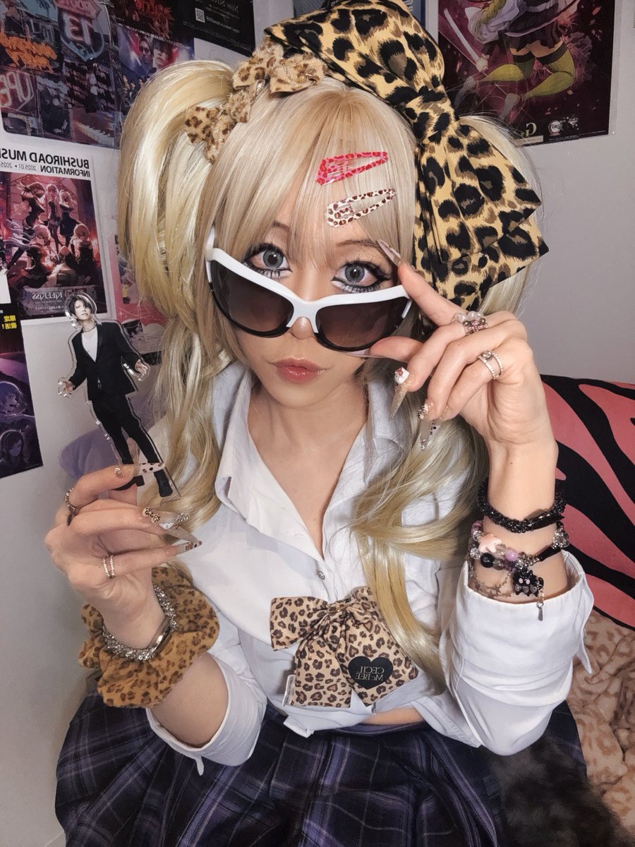 YPapple's tweet image. VARTIXとギャルってめっちゃ合うよね！サングラスして、両手に指輪とブレスレット💎めっちゃキラキラ✨ギャルに大人気！さすがGACKTさんが好きなだけある～！@vartix_jp 

 #GACKT #vartix #ギャル #ギャルメイク #樱萍apple #櫻萍apple