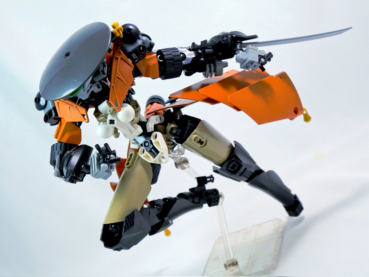 足をそろえてピッと立った時に腰の装飾の飾りが目立って見えるのも好きなポイント