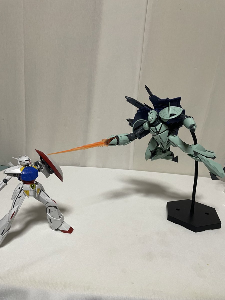 そうそう、子供の頃に1/144で遊んでた時もこうやって武器を背面から