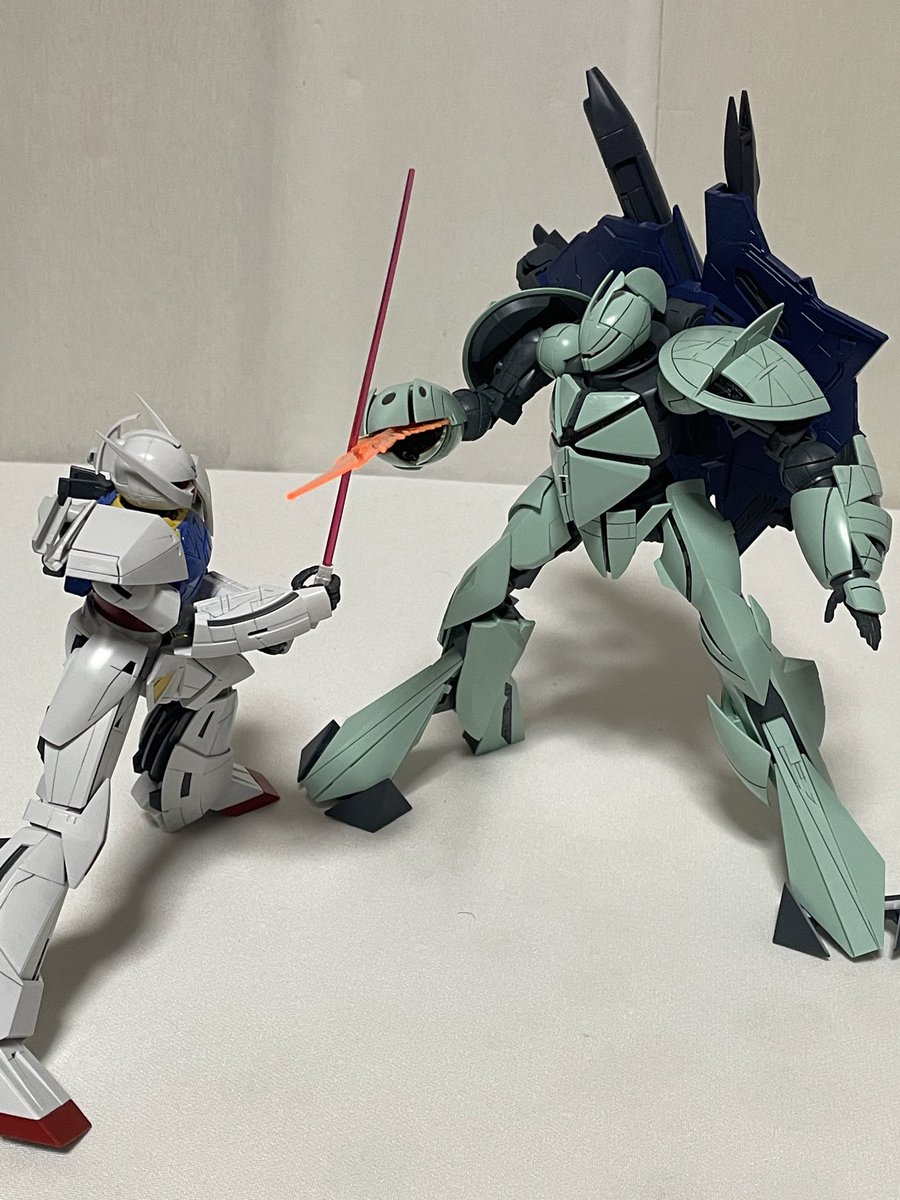 そうそう、子供の頃に1/144で遊んでた時もこうやって武器を背面から