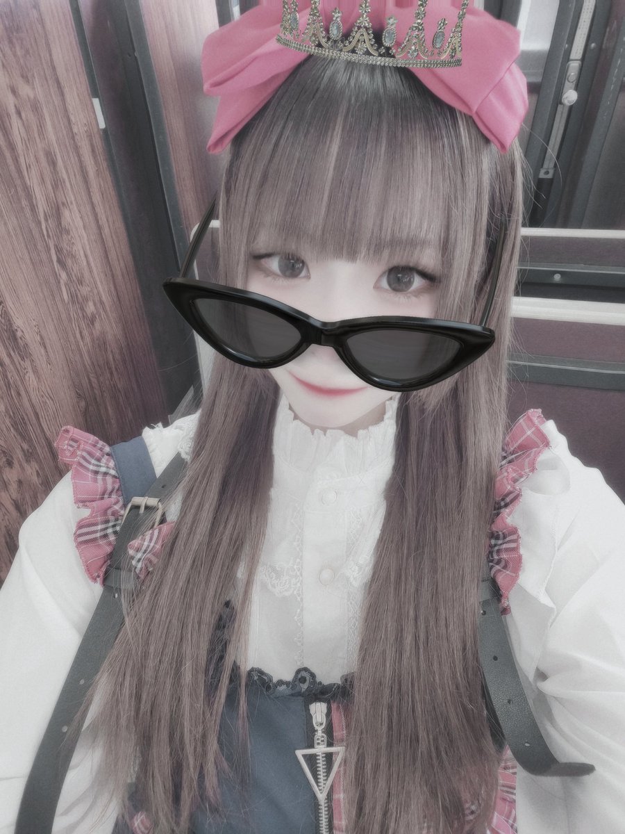 明日のメイクは大人しめかギャル系メイクどっちがいいと思うー