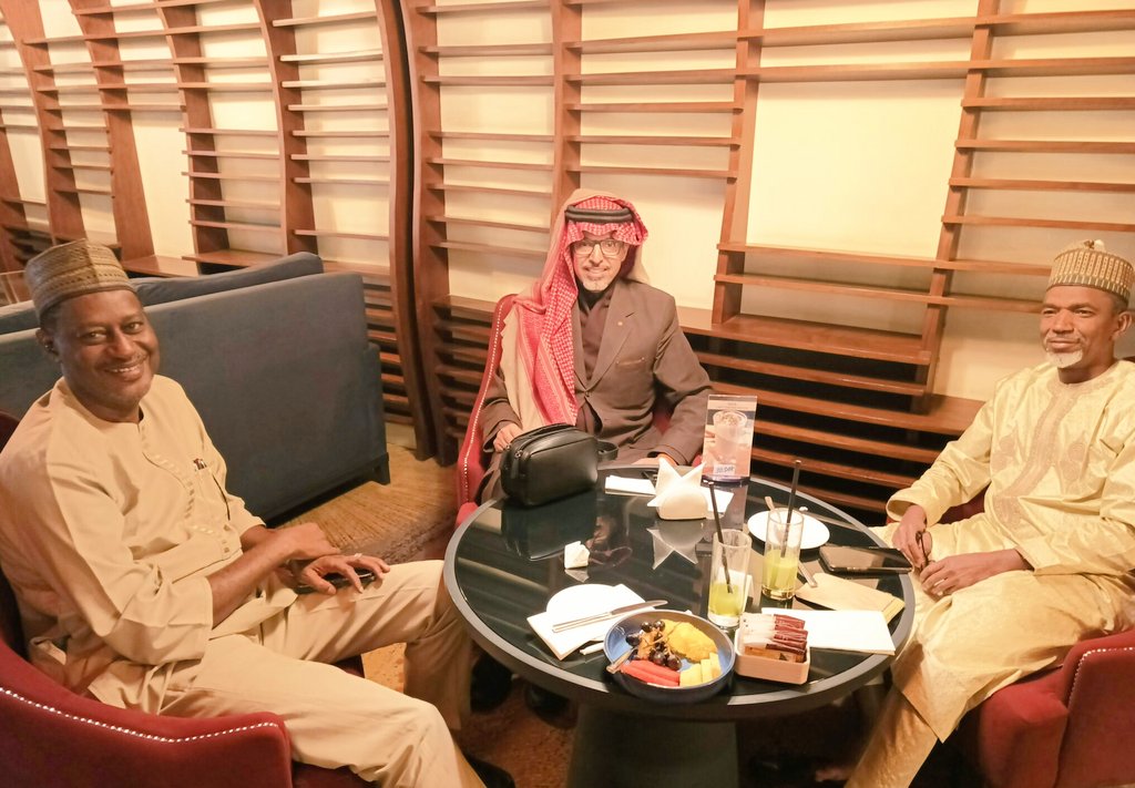 AlwaleedFor's tweet photo. الوليد بن احمد الدهش التويجري رئيس المجموعة السعوديه للإستثمار،رئيس(MAFT  Holding مافت القابضه)
يلتقي ويستضيف معالي نائب رئيس الوزراء، وزير الإسكان والتنميه النيجيري الذي يزور الرياض
وجرى خلال القاء عرض حلول وتكنلوجيا الإسكان والبناءالسريع
حضر القاءمعالي سفير نيجريا؛عمر ابراهيم https://t.co/vDTNctg47p