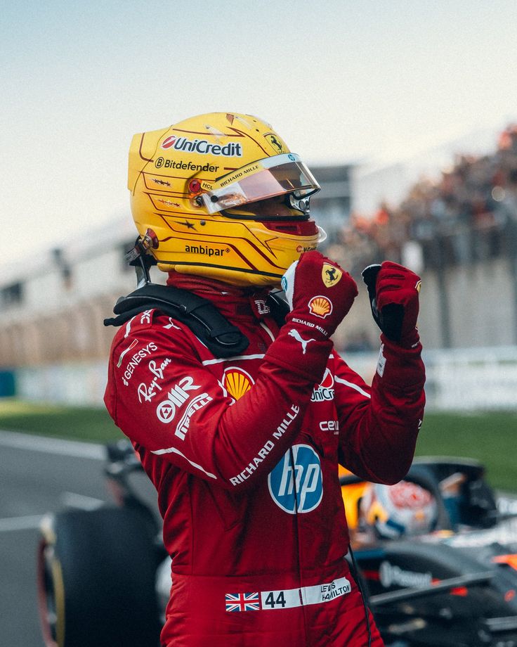 Lewis Hamilton mandou avisar que não tem nada de aposentadoria por aqui! 🗣️

“Não vou a lugar nenhum, então fiquem comigo. Por um momento, eu esqueci quem eu era, mas graças a vocês e ao seu apoio, vocês não verão essa mentalidade novamente. Eu sei o que precisa ser feito. Esta