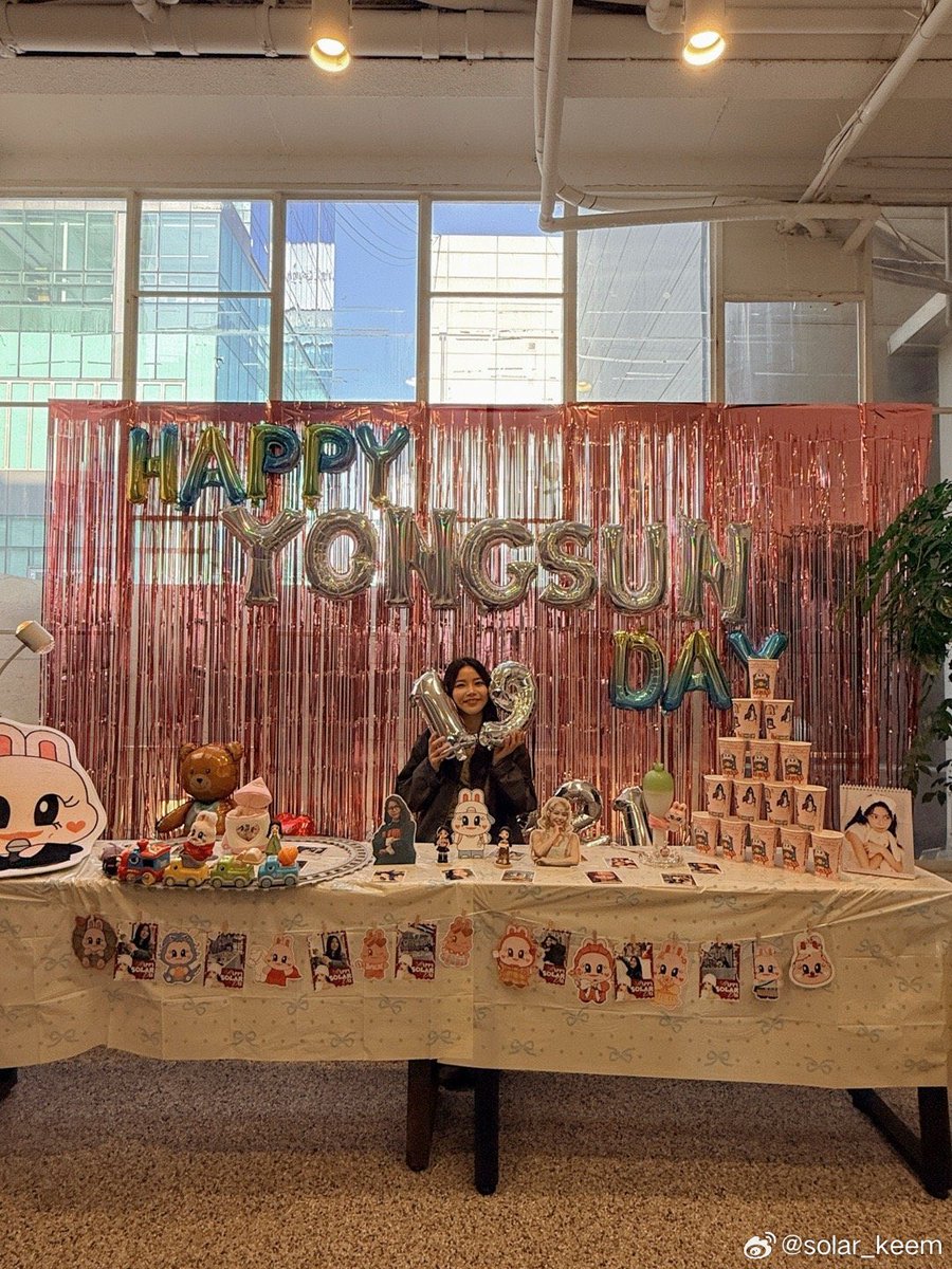 b_moomoo0619's tweet photo. 오늘이 가기 전에 한 번 더 생일 축하해!!🥳
그 어느 때보다도 행복한 하루가 됐길❤️
#말했잖아_솔라생일축하한다고
#TodayIsForSolar https://t.co/kSAWprZAGD