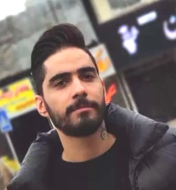 جمهوری اسلامی در حال نوشتن سناریوی ساختگی برای اعدام یک جوان دیگر است.
علی پیشورزاده معروف به «علی استاد»، ۲۸ ساله و شهروند اهل رشت، روز ۱۹ دی‌ماه ۱۴۰۴ دستگیر و اتهام‌های مطرح‌شده علیه وی آتش‌زدن مسجد و بازار رشت عنوان شده است، این شهروند در معرض صدور احکام‌ سنگین قرار دارد.