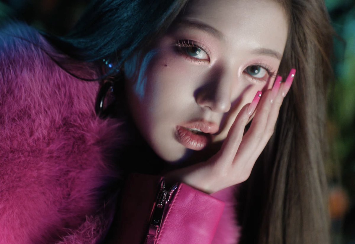 원영이 핑크색 마스카라한 거 너무 예쁘다…. 진짜 야르다….