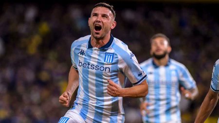 La búsqueda en Racing debe ser asistir a Maravilla. Desde el año pasado pedimos esto.
Los últimos ingresos de Toto Fernandez, Zaracho y Zuculini dejan expuesta una realidad: Racing juega mejor con cuatro volantes y dos delanteros.
Basta de extremos. Hay que crecer en la cancha