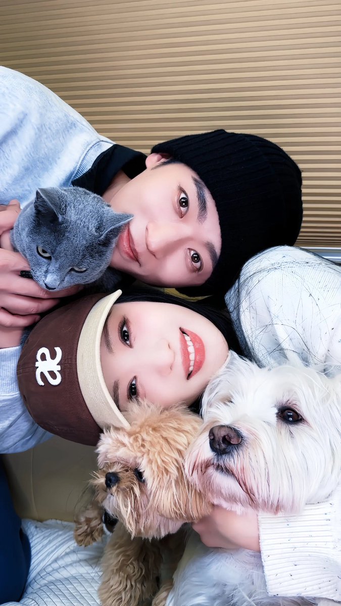 9RealCB_LALISA's tweet image. RT @WWiviva: ชอบภาพนี้มากๆ น่ารัก❤️
เหมือนภาพครอบครัวของเรา😊