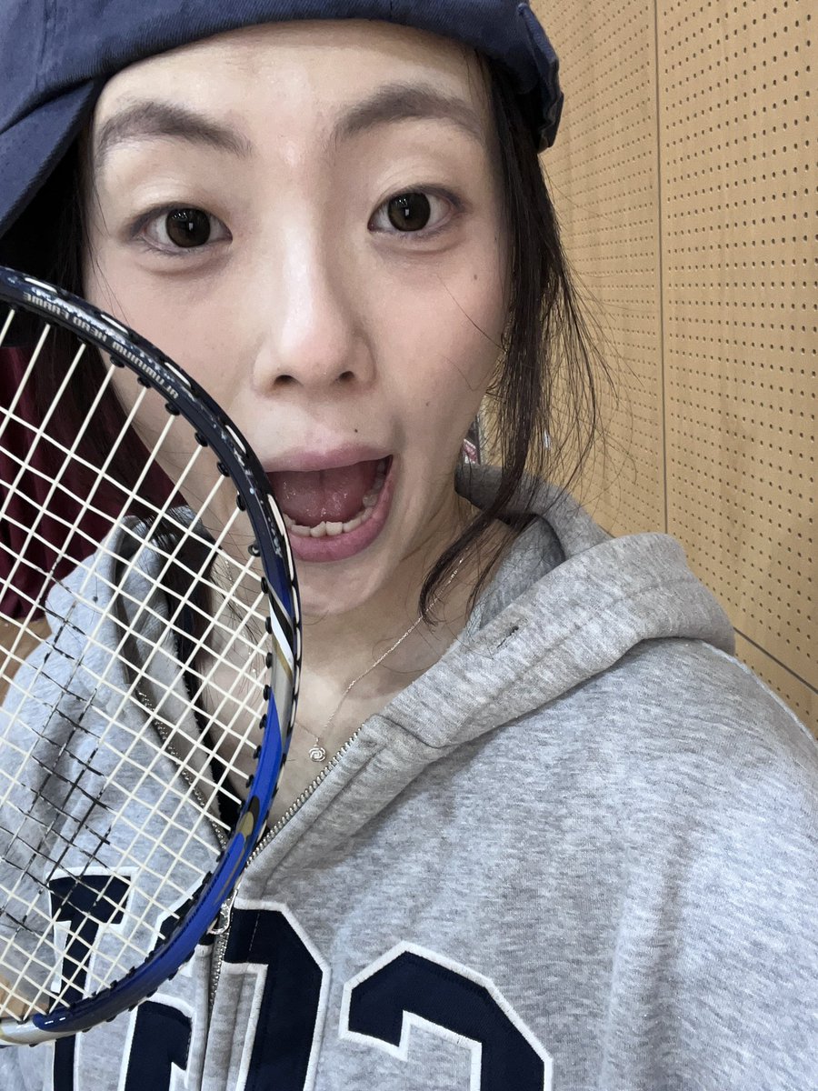 지나치게 3키로 증량 후 위기감을 느끼고 
그저께 6년만에 배드민턴을 해봣는데요
너무 힘들어서 그냥 3키로 찐 채로 살기로 햇습니다
결론은 잘 살아이떠요……
잘 지내구 계시지요……?