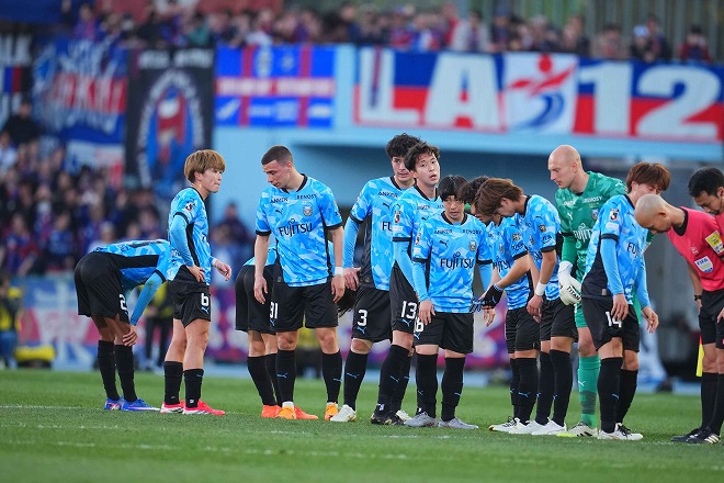 weeklysd's tweet photo. ⚽️Ｊリーグ⚽️

悲しき現実に谷口栄斗が魂の訴え「非常にぬるい。負けて必然」「自分が嫌われ者になってでも」川崎はなぜ“緩すぎる”“何も伝わらない”チームになってしまったのか | サッカーダイジェストWeb
👉 https://t.co/zh698yvrYl

#川崎フロンターレ #frontale https://t.co/boNBn5pige