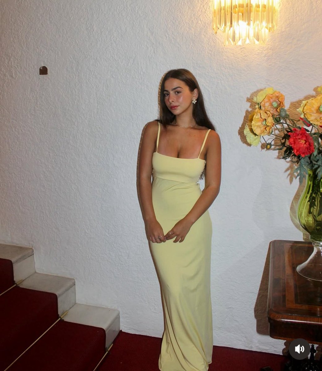 Jsjsjsjaka2490's tweet photo. Who wanna be a bully and roast the fuck out of that bitch (have more pics) https://t.co/jLZ0o0AXq5