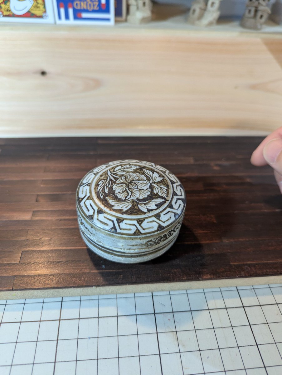 先週ボロ市で買った陶器の器。 何を入れるものなんだろう。 蓋が欠け