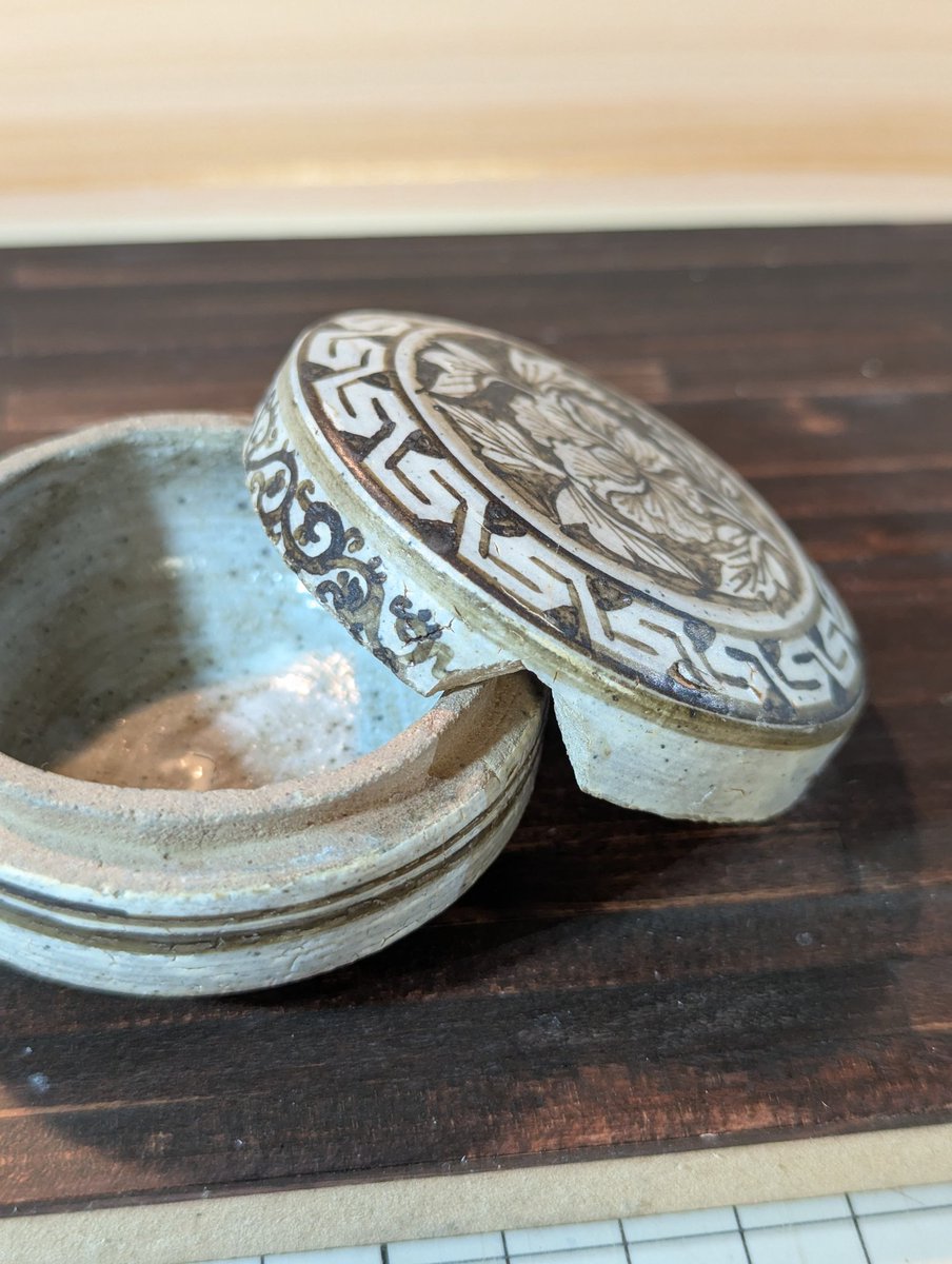 先週ボロ市で買った陶器の器。 何を入れるものなんだろう。 蓋が欠け