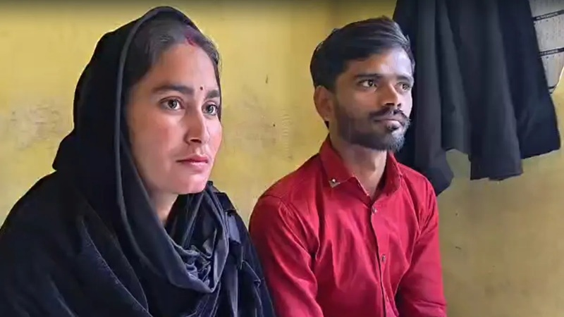 मुरादाबाद में मुनतरीन ने हिंदू प्रेमी अजय से रचाई शादी

शिव मंदिर में सात फेरे लेने के बाद गंगाजल पीकर तोड़ा रोजा

घर वापसी कर बनी मुस्कान

hindi.opindia.com/news-updates/m…