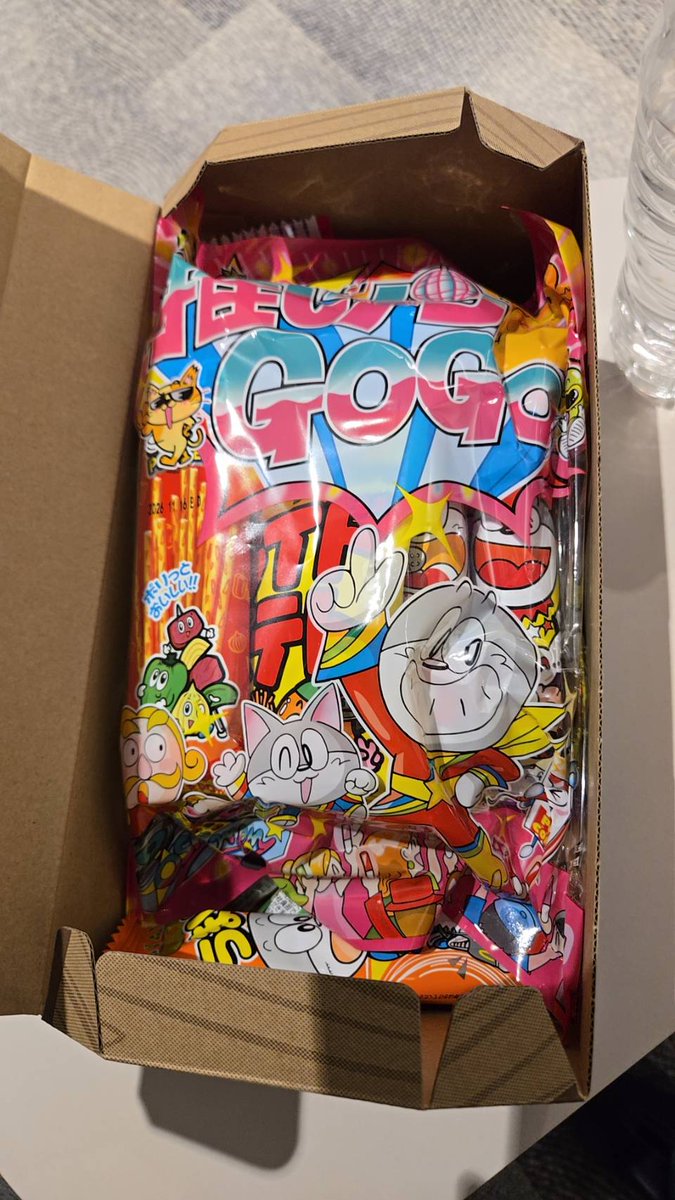 YasumiMatsuno 松野さんにたくさんお菓子貰いました。ありがとうござい